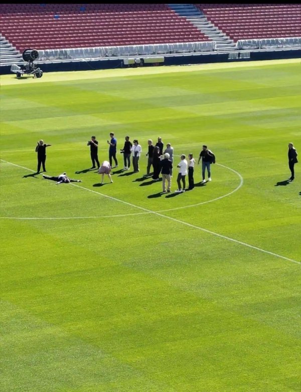 Mỗi cơ thể: Laporta nằm trên bãi cỏ để ăn mừng trở lại thành phố Camp Nou để kiểm tra xem có giấy phép có được cấp không
