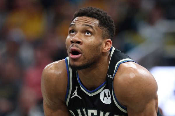 BARKLEY: Mọi người nói Antetokounmpo nên rời khỏi đội mà không giúp đỡ, tại sao bạn không lên tiếng cho tôi và Ewing hồi đó?