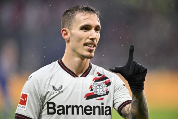 Grimaldo đã ghi được hai cú đá phạt trong một trò chơi Bundesliga duy nhất, người đàn ông đầu tiên kể từ năm 2014