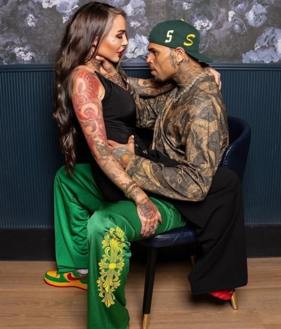 Vợ: Tôi có thể chụp một số bức ảnh nóng bỏng trên đôi chân của ca sĩ Chris Brown không? Chung: Không có vấn đề