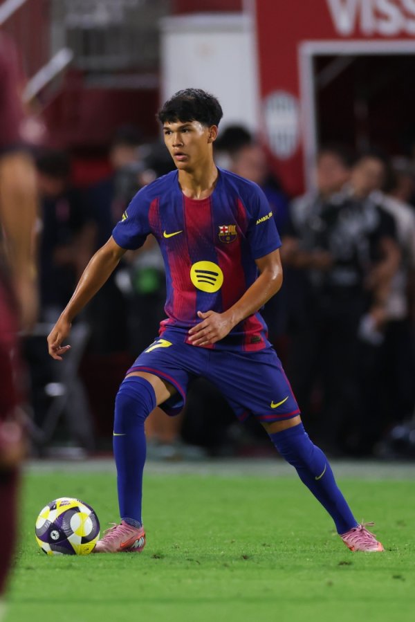 Phương tiện truyền thông Tây Ban Nha: Barcelona đã bắt đầu gia hạn Dros và người đại diện của người chơi đã gặp gỡ trang trí ngày hôm qua
