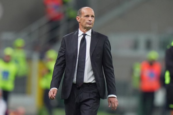 Phóng viên: Allegri không hài lòng với vị trí phòng thủ của các cầu thủ Milan, vì vậy anh ấy vẫn tức giận sau 3-0