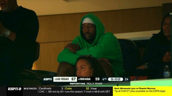 Hãy đến và cổ vũ cho AJA? Adebayo xem WNBA trực tiếp, và rất bắt mắt trong chiếc áo hoodie màu xanh lá cây