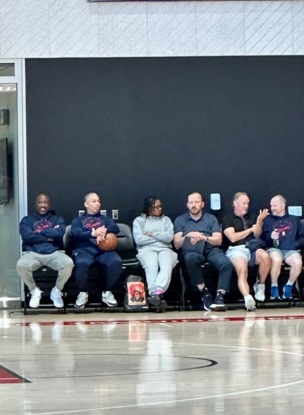 Bạn đang làm gì thế? Cựu huấn luyện viên Knicks Thibodeau và cựu huấn luyện viên của Suns Buden xuất hiện tại Phòng đào tạo Clippers